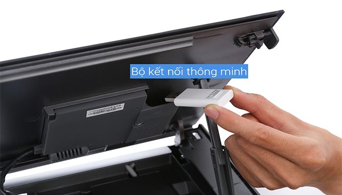 Cắm bộ kết nối thông minh cho máy điều hòa midea