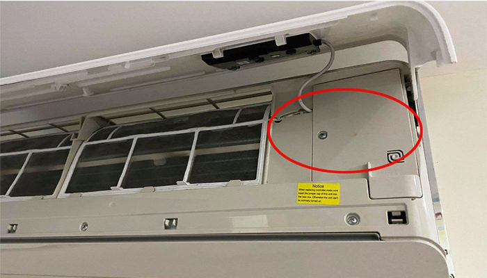 vị trí nút nguồn điều hòa midea trên dàn lạnh