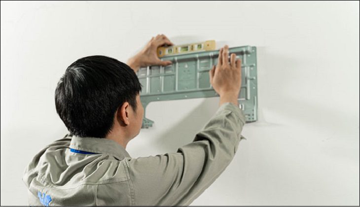 Đánh dấu và khoan giá đỡ cục lạnh điều hòa 2 chiều lên tường