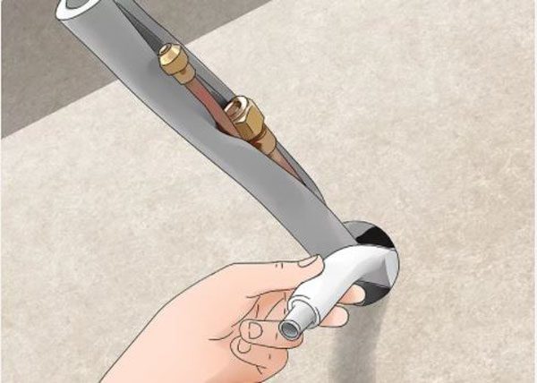 Luồn các đường ống, cáp qua lỗ trên tường và kết nối chúng với thiết bị