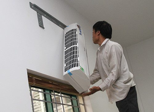 Bước 5: Tháo cục lạnh ra khỏi giá đỡ