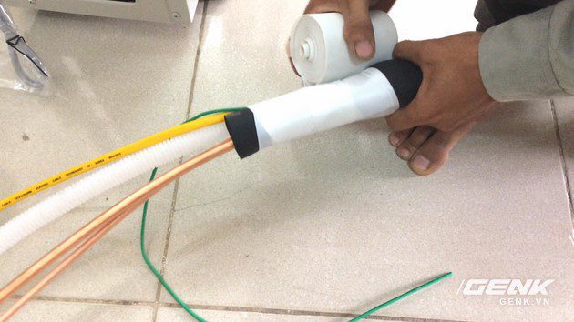 Kết nối ống và đi dây điện - Quy trình lắp đặt điều hòa treo tường