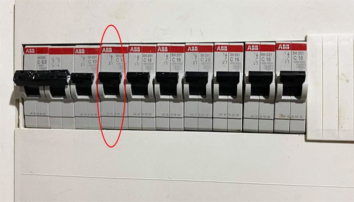 Cách 1: Sử dụng Aptomat bật điều hòa Sumikura bằng tay