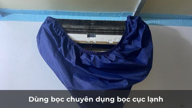 Bước 5: Dùng bọc chuyên dụng bọc lại cục lạnh để tránh nước văng ra trong quá trình vệ sinh.