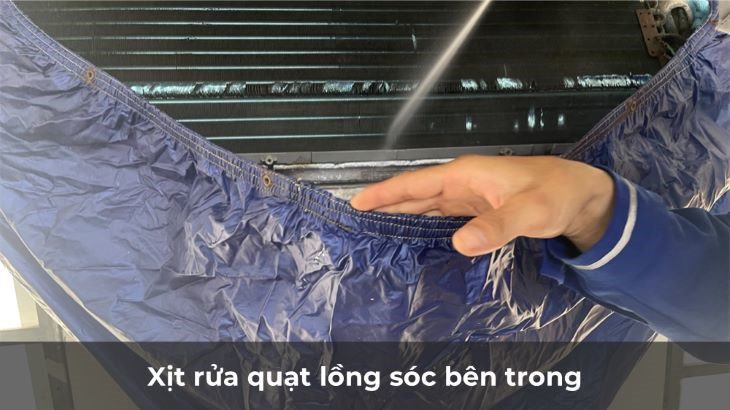Bước 8: Xịt rửa cánh quạt lồng sóc và quạt lồng sóc.