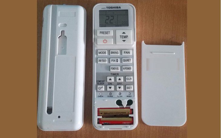 Cách thay pin remote máy lạnh Toshiba | 1,2 chiều, Inverter Mở nắp pin của remote