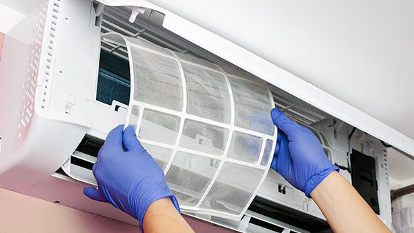 Bước 1: Nhẹ nhàng rút tấm lưới lọc không khí ra bên ngoài.