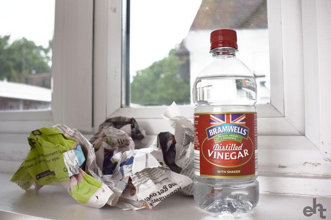 Lau bề mặt kính bằng giấm