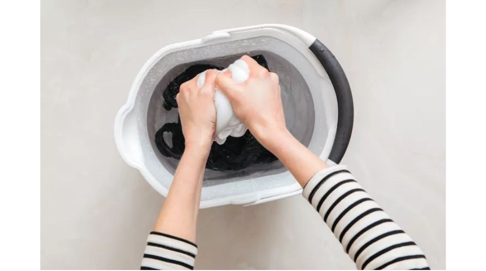 vò quần áo bằng tay và vắt sạch nước