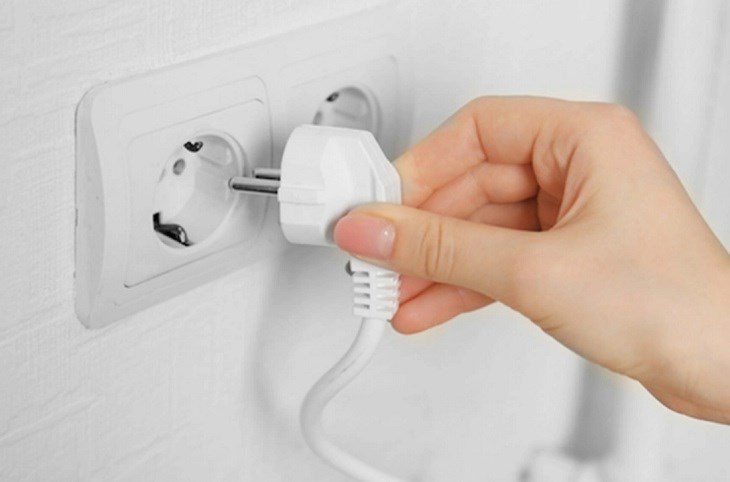 Rút điện trước khi vệ sinh tủ lạnh Hitachi