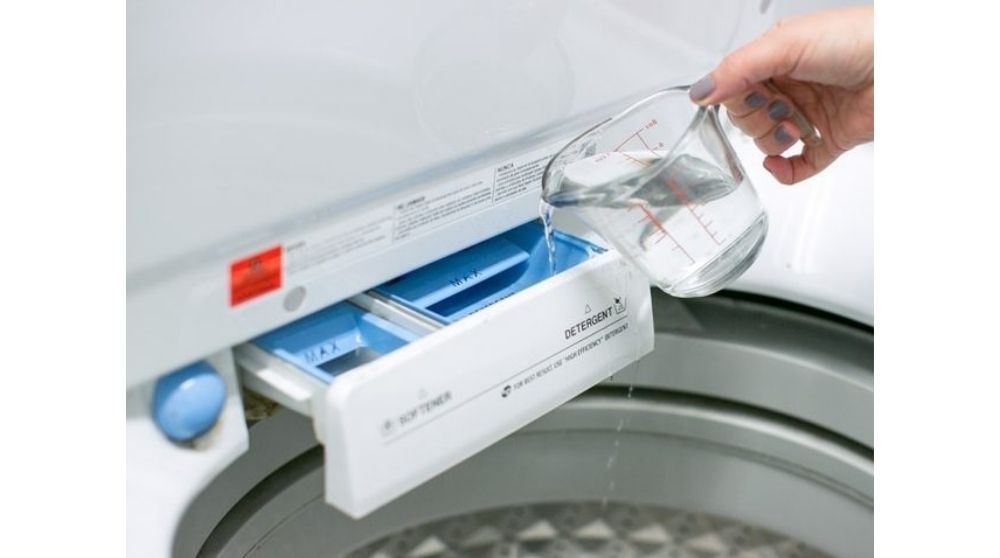 Đổ Giấm Vào Ngăn Chứa Nước Xả