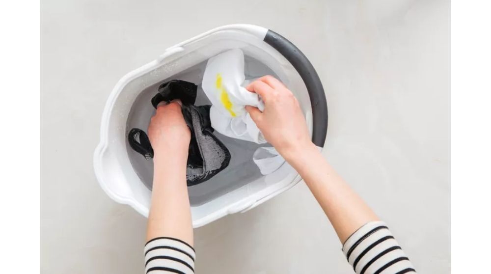 Ngâm Quần áo Trong Dung Dịch Giặt