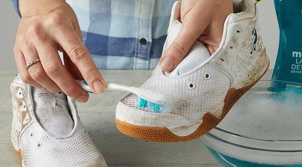 Cách làm sạch giày vải trắng