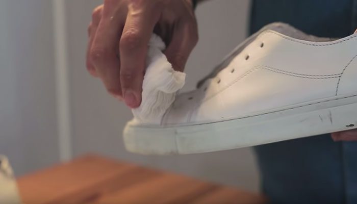 Cách làm sạch giày da trắng