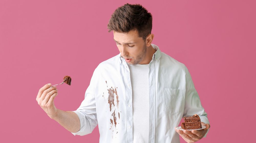 giặt sạch vết socola trên áo sơ mi trắng