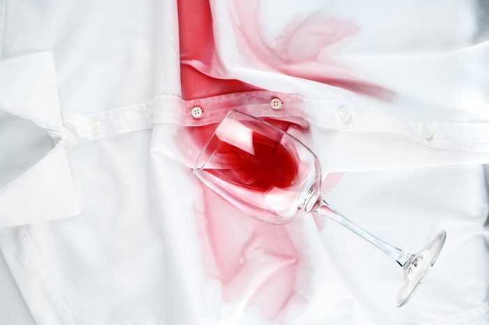 Loại bỏ vết rượu vang trên áo sơ mi trắng