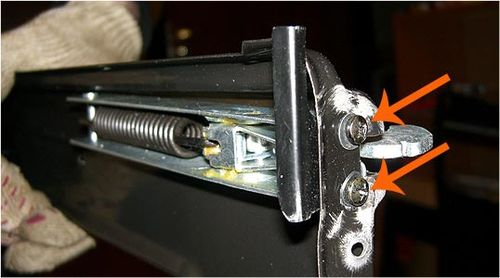 Bước 3: Nhấc cửa ra ngoài