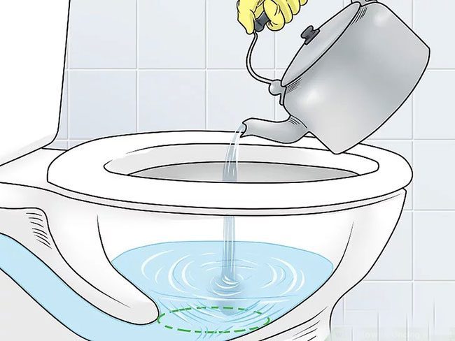 Dùng nước nóng và xà phòng rửa chén để thông tắc bồn cầu