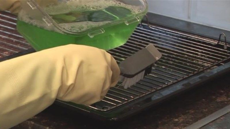 vệ sinh vỉ nướng đảm bảo sạch như lúc mới mua