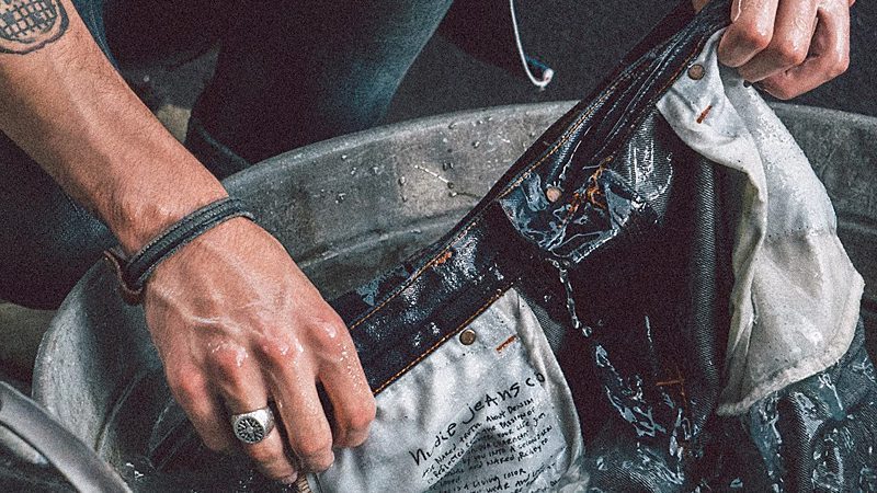 Cách Giặt Quần Jean Bằng Tay