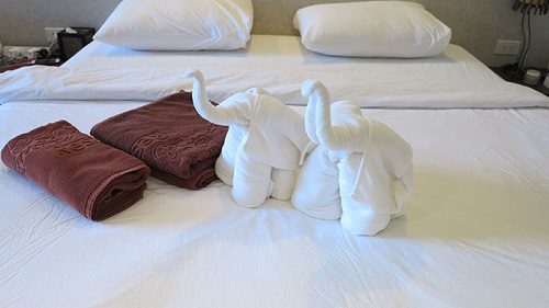 Có nên giặt ga trải gường cùng khăn tắm không