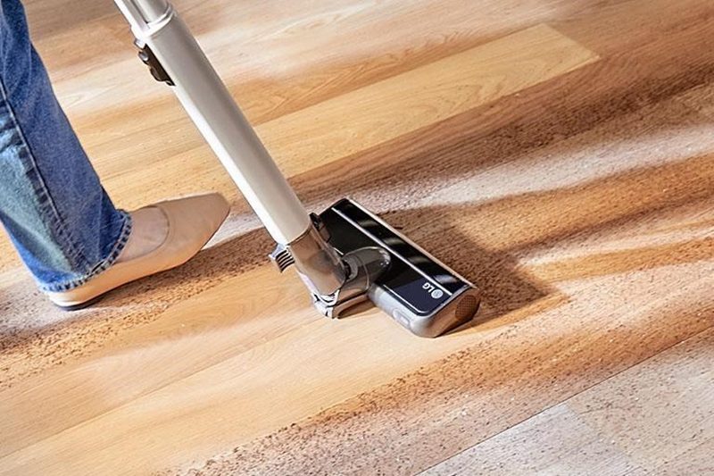Không hút bụi trước khi lau