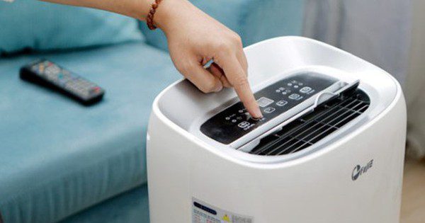 Bật máy hút ẩm để làm khô quần áo