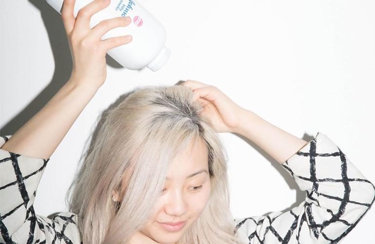 Dùng Phấn Rôm Thay Dầu Gội Khô