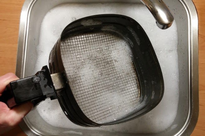 Tháo và làm sạch lồng chiên