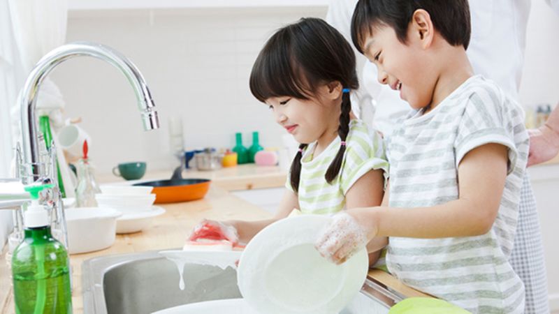 Những kỹ năng dọn dẹp phụ huynh nên dạy con yêu ngay
