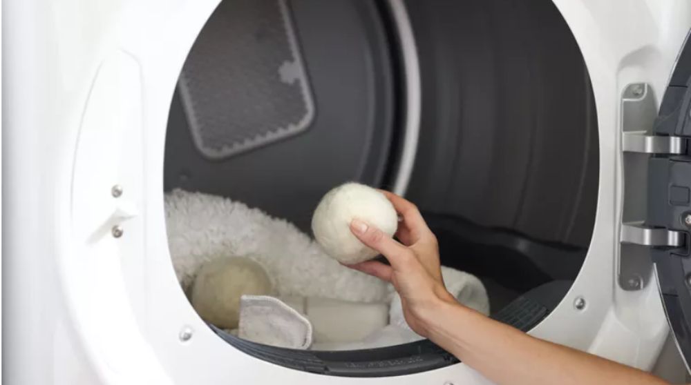 sử dụng bóng sấy len làm khô khăn tắm bằng máy sấy