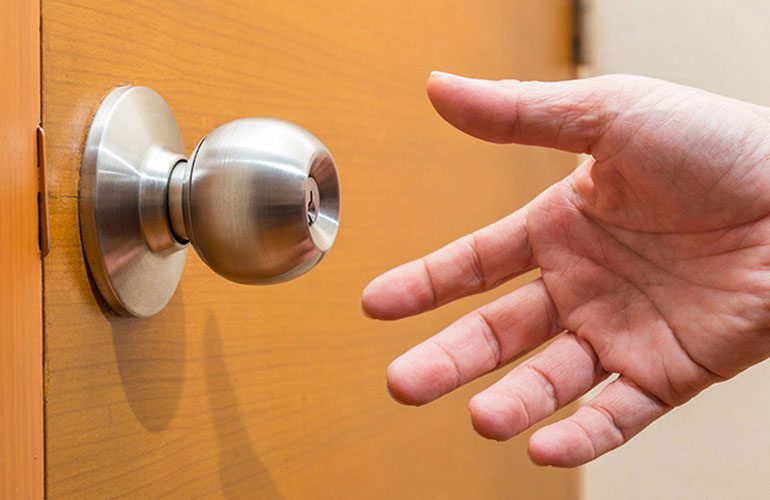 Không vệ sinh tay nắm cửa