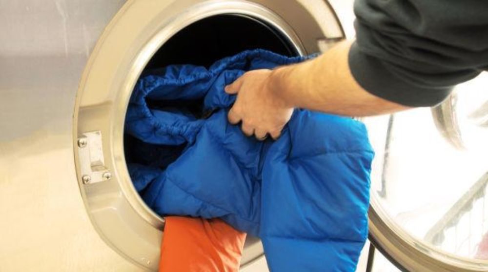 Cách giặt áo khoác phao bằng máy giặt