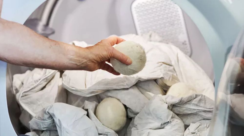 cho bóng sấy vào để sấy khô chăn bông