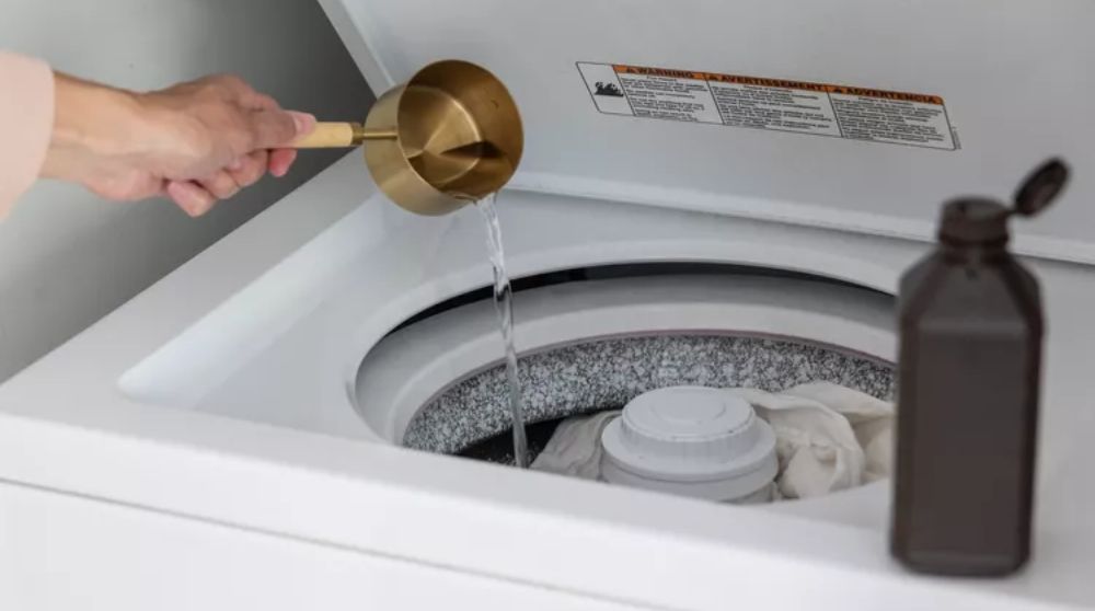 Cách tẩy áo trắng bị ố vàng bằng Oxy già