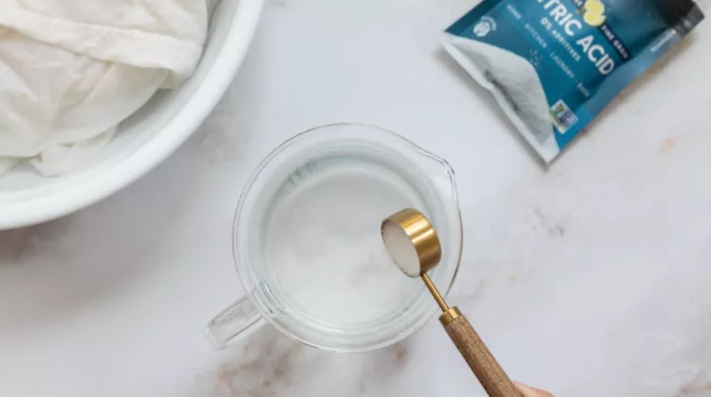 Cách tẩy áo trắng bị ố vàng bằng bột axit citric