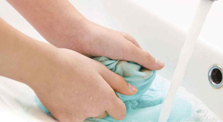 Xả sạch vết sơn móng tay trên quần áo dưới vòi nước
