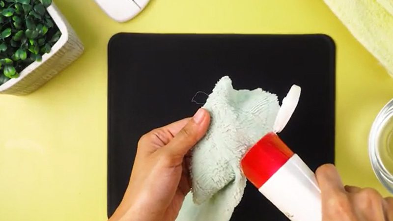 Bí kíp vệ sinh miếng lót chuột chất liệu nhựa hoặc cứng sạch như mới chỉ trong 2 phút