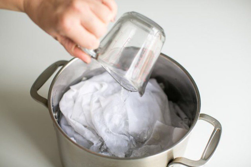 cách tẩy áo trắng bị ố vàng bằng giấm