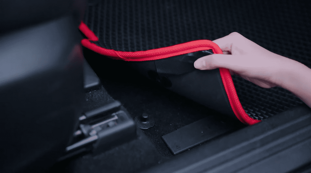 Cách tháo thảm lót sàn ô tô và vệ sinh đúng nhất