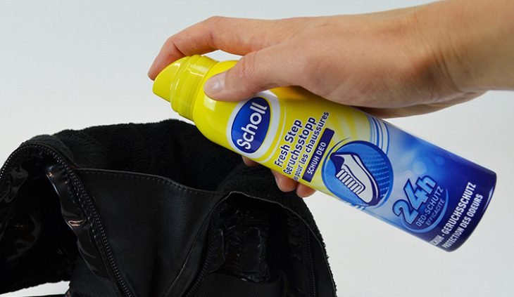 Sử dụng bình xịt chống thấm ngăn ngừa mùi hôi trên giày