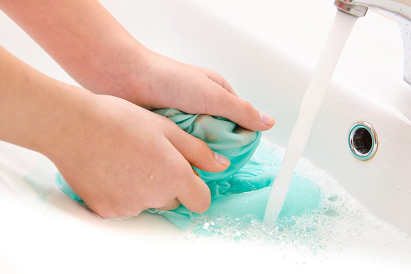 Giặt tay quần áo lụa và xả sạch xà phòng dưới nước mát