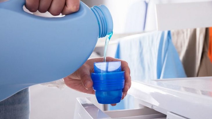 Cho áo phao vào máy giặt và thêm nước giặt phù hợp