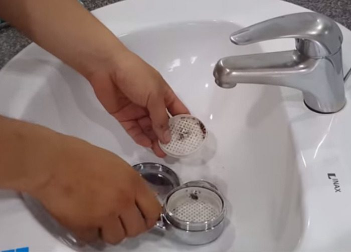 Cách vệ sinh vòi sen tắm nhanh chóng, đơn giản - CafeLand.Vn