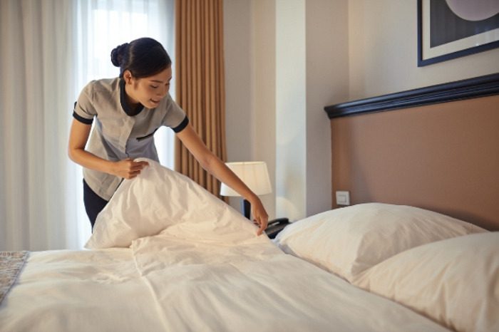 Chi tiết 15 bước dọn phòng khách đang ở Housekeeping cần biết