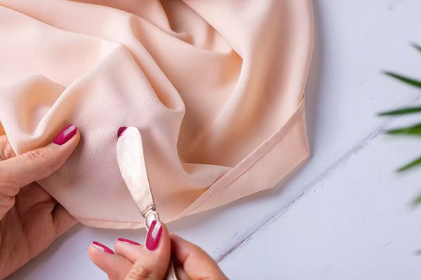 Loại bỏ phần sơn móng tay dư thừa trên vải