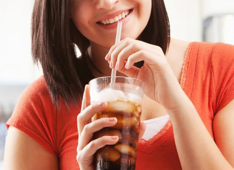 Uống Coca có tốt không? Tác hại uống Coca cola thường xuyên