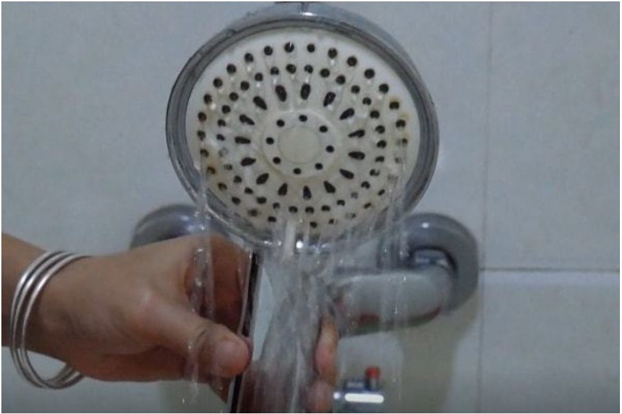 Cách vệ sinh đầu vòi hoa sen bị tắc và chảy nhỏ giọt | Tin tức Online