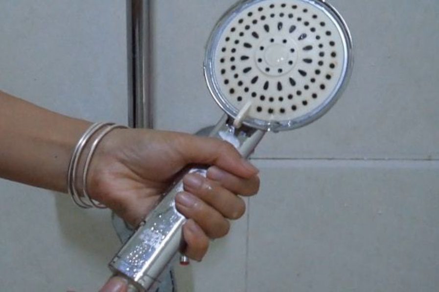 Cách vệ sinh đầu vòi hoa sen bị tắc và chảy nhỏ giọt | Tin tức Online