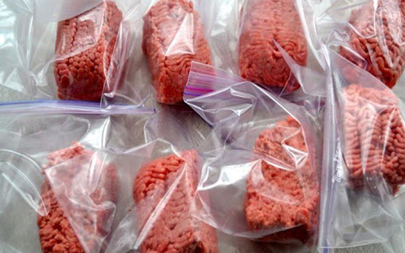 Rửa sạch thịt và bọc kỹ trước khi cho vào tủ